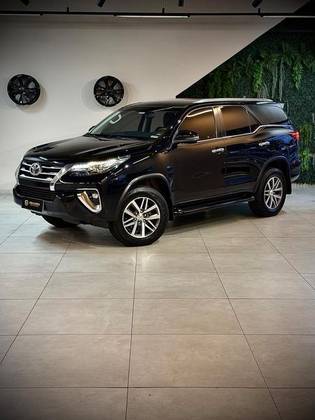 TOYOTA HILUX SW4 2.8 SRX 4X4 7 LUGARES 16V TURBO INTERCOOLER DIESEL 4P AUTOMÁTICO